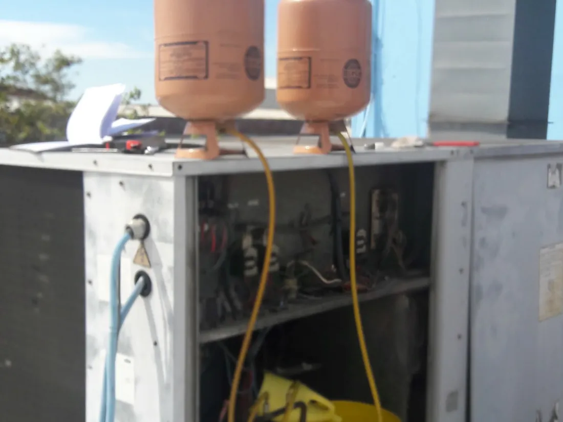 Equipos de aire acondicionado en una azotea